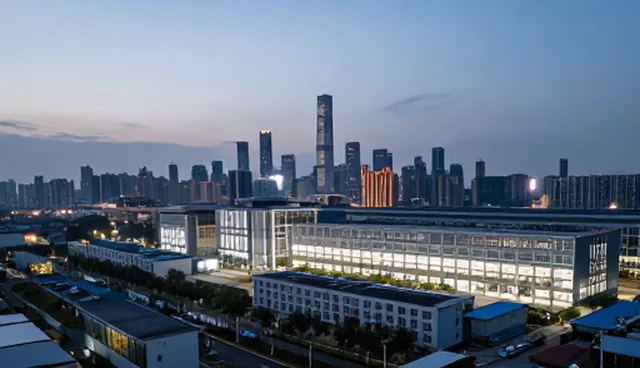商务项目管理服务中,重视技术更新的两种做法对比
